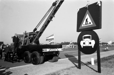 Z.E. Korthals , een gedeelte van Rijsweg 28 tussen Harderwijk en Wezep opengeste, Bestanddeelnr 914-4343