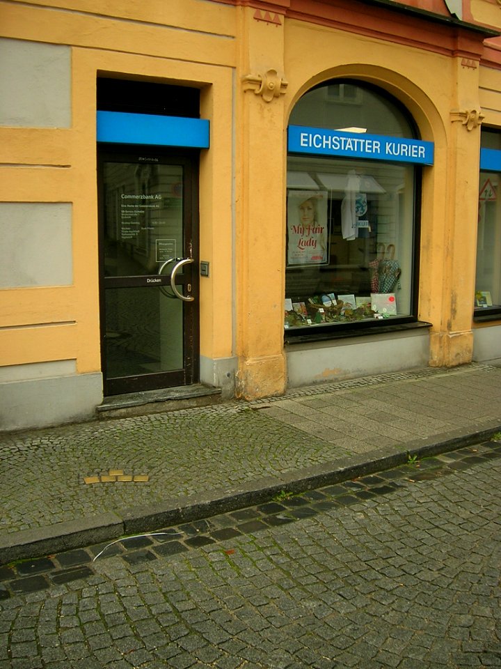 Westenstr 1 Eichstätt -Eingang mit Stolpersteinen