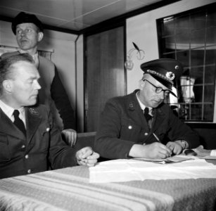 West-Duitse douanebeambten controleren papieren aan boord van de Damco 9 met in…, Bestanddeelnr 254-1509