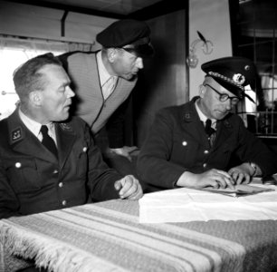 West-Duitse douanebeambten controleren papieren aan boord van de Damco 9 met in…, Bestanddeelnr 254-1508