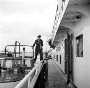 West-Duitse douanebeambte klimt aan boord van de Damco 9, Bestanddeelnr 254-1505