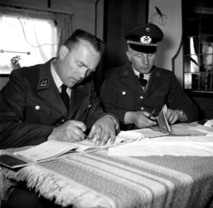 West-Duitse douanebeambten controleren papieren aan boord van de Damco 9, Bestanddeelnr 254-1511