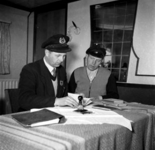West-Duitse douanebeambte controleert de paspoorten van alle opvarenden aan boo…, Bestanddeelnr 254-1513