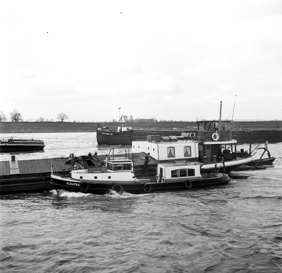 West-Duitse douaneboot de Albatros meert af bij een binnenvaartschip met op de …, Bestanddeelnr 254-1504