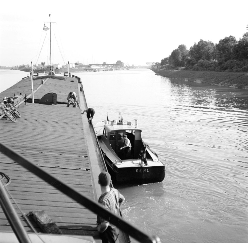 West-Duitse douaneboot Kinzig meert af bij de Damco 230 bij Kehl, Bestanddeelnr 254-1525