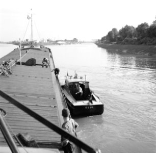 West-Duitse douaneboot Kinzig meert af bij de Damco 230 bij Kehl, Bestanddeelnr 254-1525