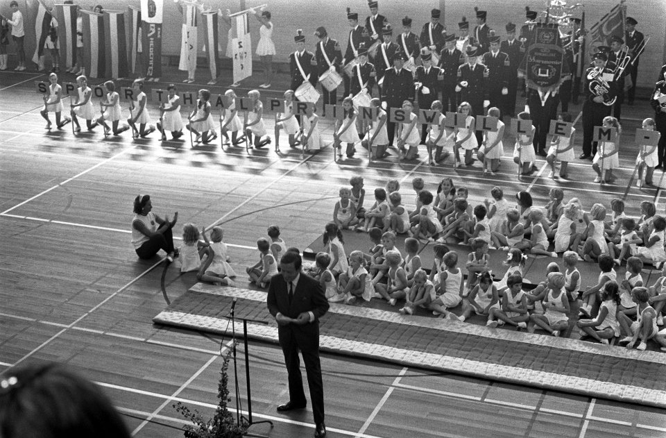 Z. K. H. Prins Claus opent sporthal, de Prins Willem Alexanderhal , te Epe Prin, Bestanddeelnr 922-7815