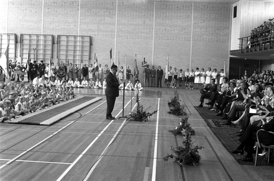 Z. K. H. Prins Claus opent sporthal, de Prins Willem Alexanderhal , te Epe Prin, Bestanddeelnr 922-7818