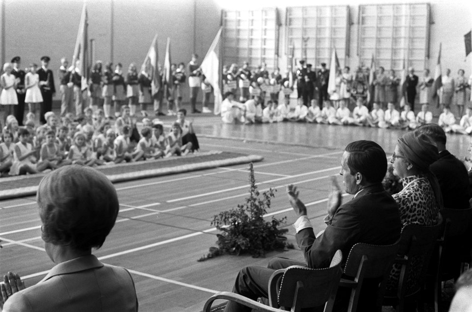 Z. K. H. Prins Claus opent sporthal, de Prins Willem Alexanderhal , te Epe Prin, Bestanddeelnr 922-7817