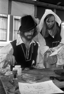 Zaanse jaarmarkt op Zaanse Schans, letterschilder in klederdracht, Bestanddeelnr 926-6174