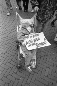 Zaans protest op Binnenhof tegen bezuinigingen onderwijs jong demonstrantje in , Bestanddeelnr 934-1322