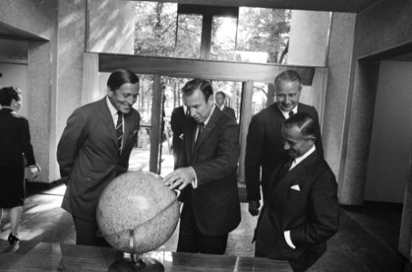 Z. K. H. Pr. Claus bij ontvangst. Amerikaanse astronaut James Lovell op Amerikaa, Bestanddeelnr 922-7253