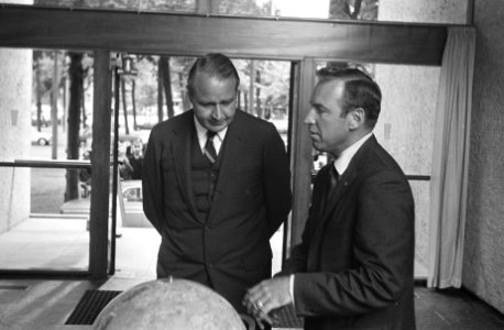 Z. K. H. Pr. Claus bij ontvangst. Amerikaanse astronaut James Lovell op Amerikaa, Bestanddeelnr 922-7251