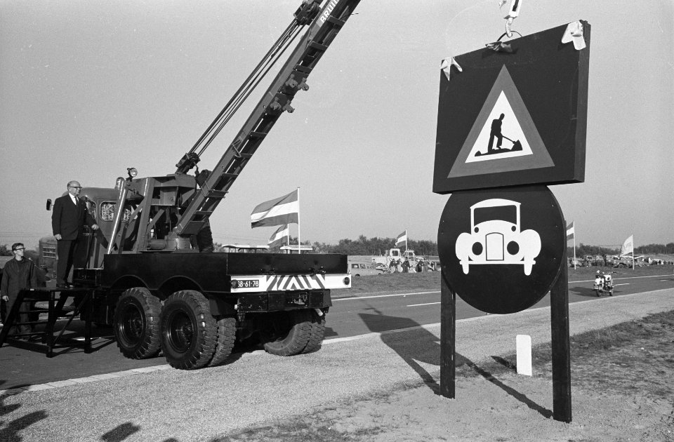Z.E. Korthals , een gedeelte van Rijsweg 28 tussen Harderwijk en Wezep opengeste, Bestanddeelnr 914-4340
