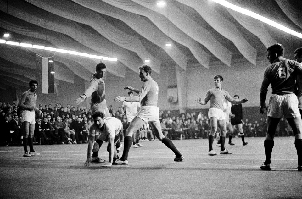 Zaalhandbal Nederland tegen Frankrijk te Den Haag , Fran aanval door R. Lambert , Bestanddeelnr 917-4064