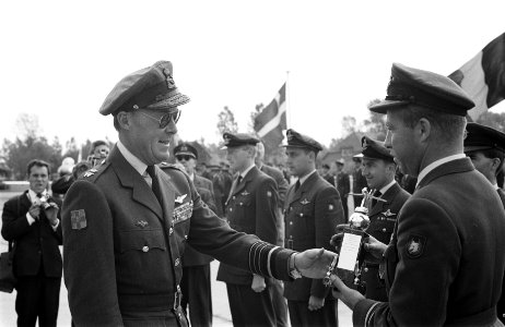 Z. K. H. Prins Bernhard op schietcompetitie NATO- Luchtmacht Leeuwarden, Bestanddeelnr 912-7153