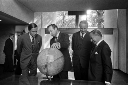 Z. K. H. Pr. Claus bij ontvangst. Amerikaanse astronaut James Lovell op Amerikaa, Bestanddeelnr 922-7254