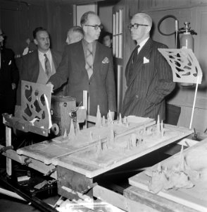 Z. Exc. Stirling (AT) Australische ambassadeur bezoekt M. Toonders filmstudio, Bestanddeelnr 905-6800