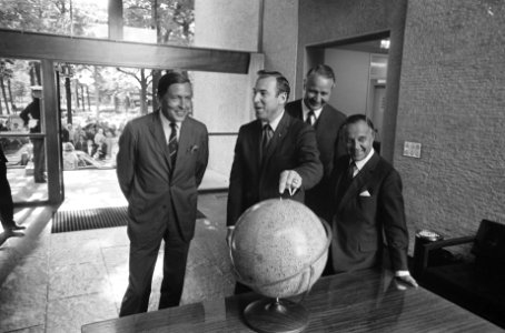 Z. K. H. Pr. Claus bij ontvangst. Amerikaanse astronaut James Lovell op Amerikaa, Bestanddeelnr 922-7250
