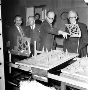 Z. Exc. Stirling (AT) Australische ambassadeur bezoekt M. Toonders filmstudio, Bestanddeelnr 905-6798
