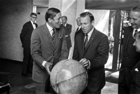 Z. K. H. Pr. Claus bij ontvangst. Amerikaanse astronaut James Lovell op Amerikaa, Bestanddeelnr 922-7249