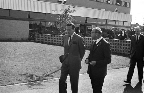 Z. K. H. Prins Claus opende landbouwscholencomplex te Ede Pr. Claus tijdens ron, Bestanddeelnr 922-7541