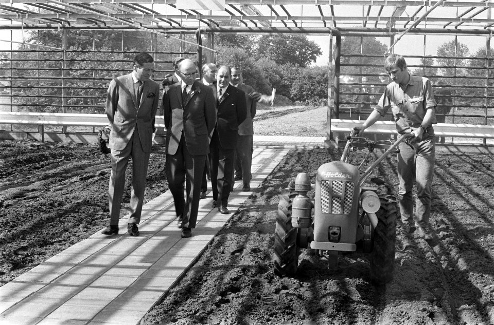 Z. K. H. Prins Claus opende landbouwscholencomplex te Ede Pr. Claus bezichtigt , Bestanddeelnr 922-7533