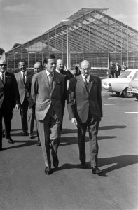 Z. K. H. Prins Claus opende landbouwscholencomplex te Ede Pr. Claus tijdens ron, Bestanddeelnr 922-7535
