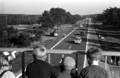 Z.E. Korthals , een gedeelte van Rijsweg 28 tussen Harderwijk en Wezep opengeste, Bestanddeelnr 914-4339
