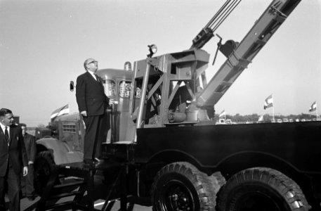 Z.E. Korthals , een gedeelte van Rijsweg 28 tussen Harderwijk en Wezep opengeste, Bestanddeelnr 914-4342