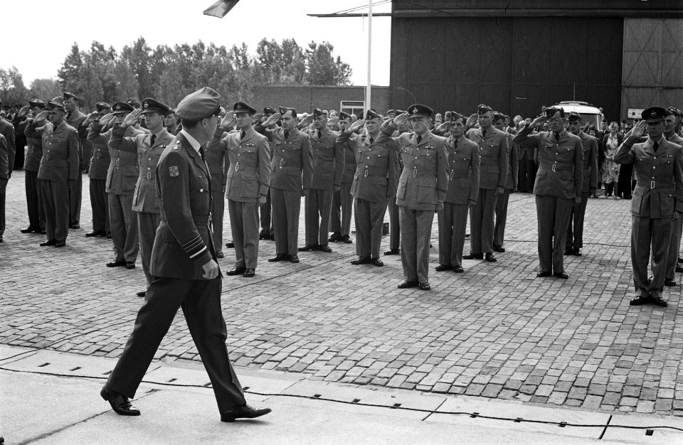 Z K H Prins Bernhard op schietcompetitie NATO- Luchtmacht Leeuwarden, Bestanddeelnr 912-7154