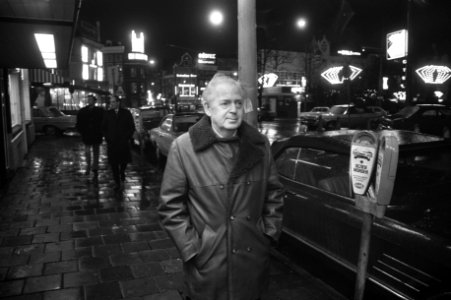 Zanger Leo Fuld treedt op in San Remo Bar Amsterdam, opdracht Haagsche Courant, Bestanddeelnr 925-1693