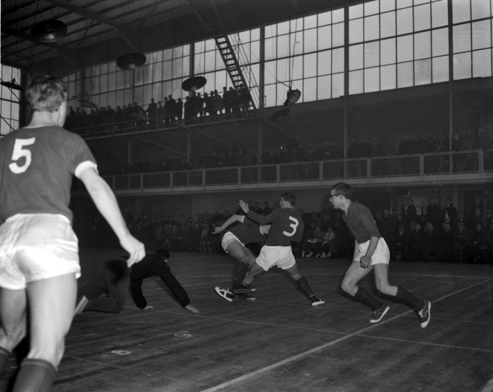 Zaalvoetbal in Apollohal tussen Ajax en Blauw Wit en Volewijckers Spelmoment, Bestanddeelnr 914-7058