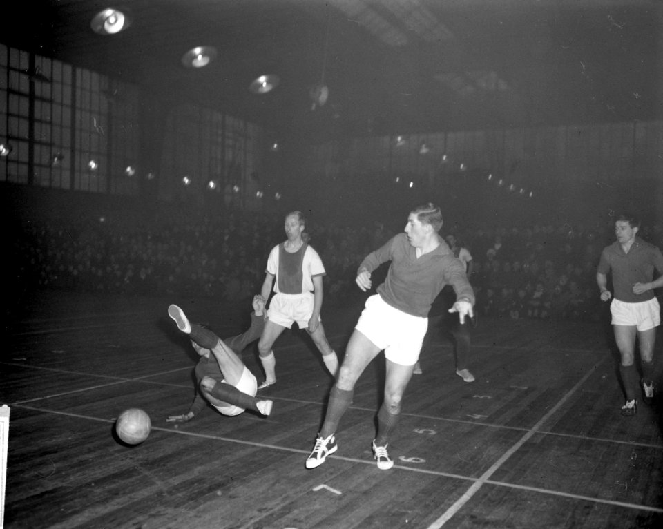 Zaalvoetbal in Apollohal tussen Ajax en Blauw Wit en Volewijckers Spelmoment, Bestanddeelnr 914-7059