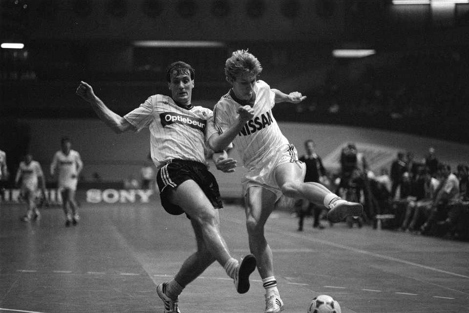 Zaalvoetbaltoernooi in Rotterdam, All Stars tegen Rhoda JC 7-1 Eddie Bosman ( A, Bestanddeelnr 932-8263