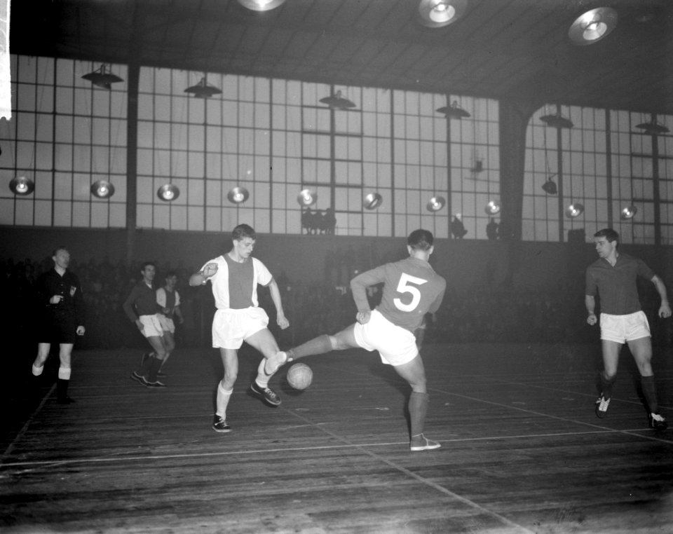 Zaalvoetbal in Apollohal tussen Ajax en Blauw Wit en Volewijckers Spelmoment, Bestanddeelnr 914-7057