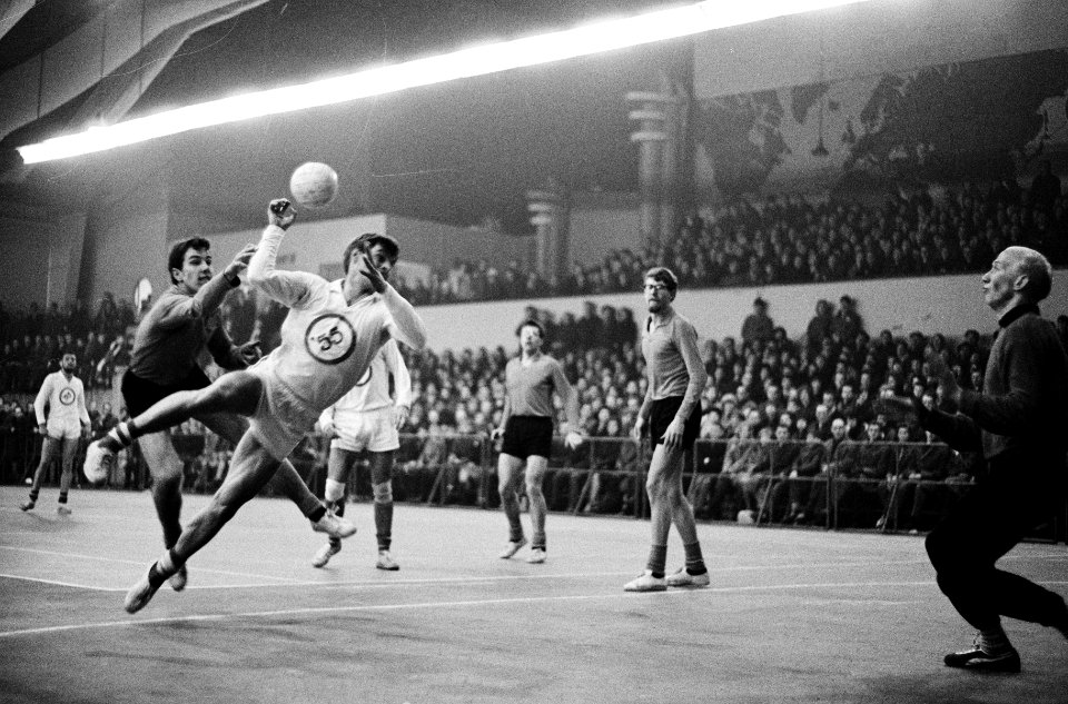 Zaalhandbal Operatie 55 tegen Niloc 11-10, aanval Operatie, in donker shirt Pet…, Bestanddeelnr 917-5050