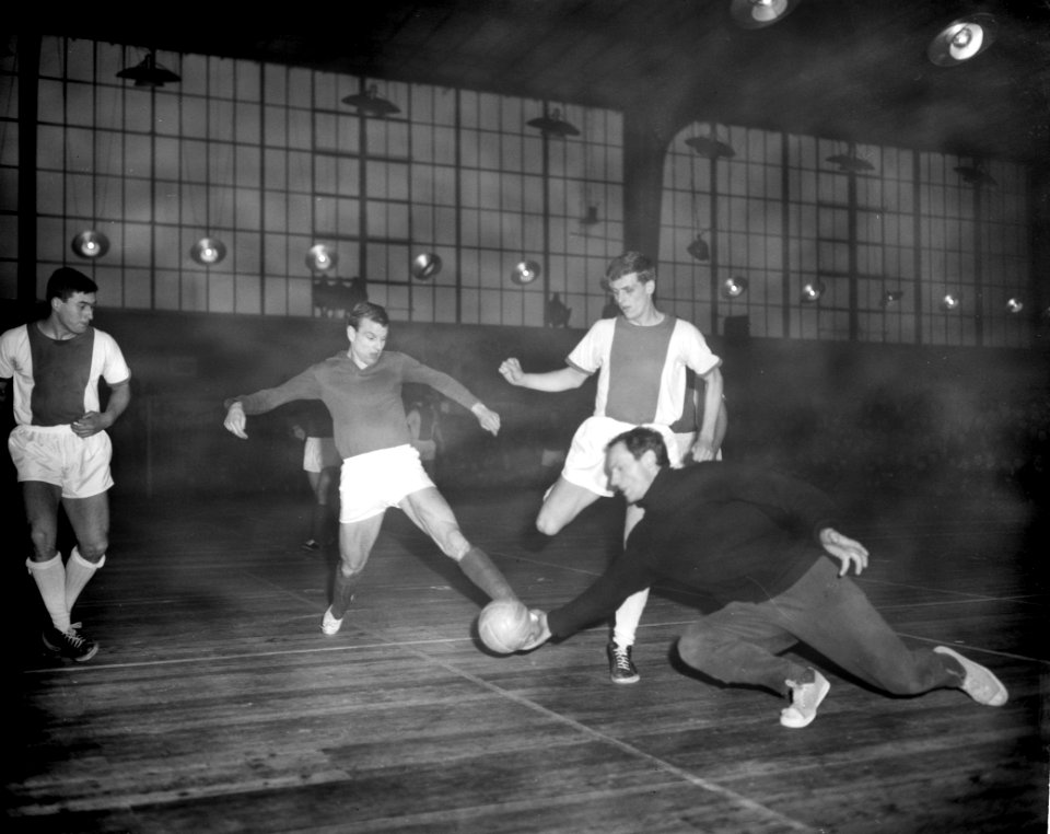 Zaalvoetbal in Apollohal tussen Ajax en Blauw Wit en Volewijckers, links Swart e, Bestanddeelnr 914-7055