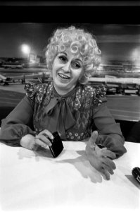 Zangeres Cathy Berberian (sopraan) arriveert op Schiphol voor het Hollandfestiva, Bestanddeelnr 925-6626