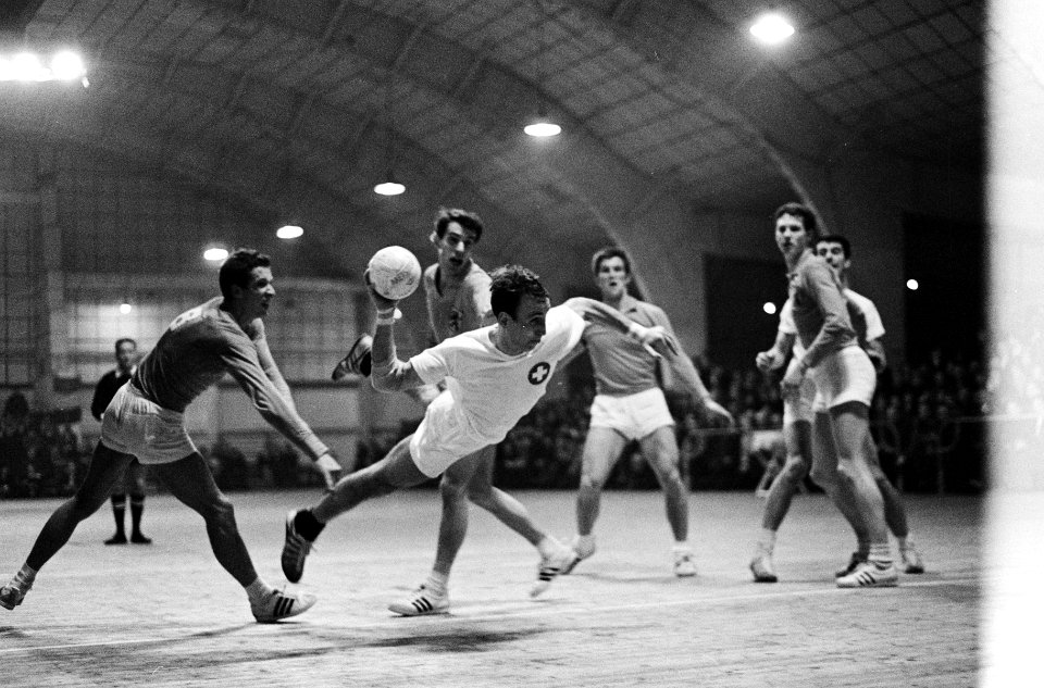 Zaalhandbal Nederland tegen Zwitserland 8-14, Bruno Schmidt voor Zwitserland sco, Bestanddeelnr 918-8321