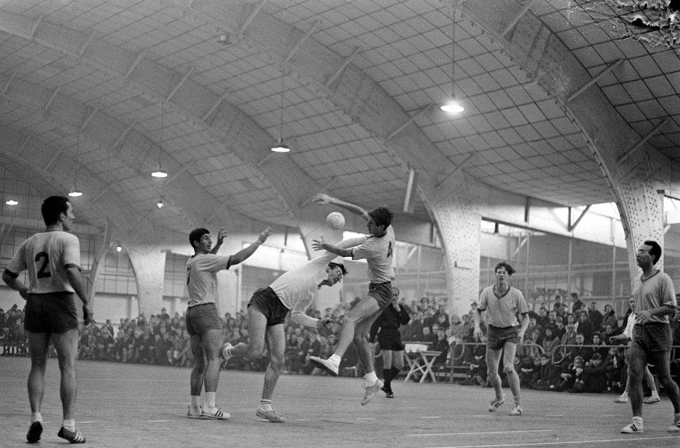 Zaalhandbal Aalsmeer tegen Sittardia 10-17, speler Aalsmeer gaat scoren, Bestanddeelnr 919-8477