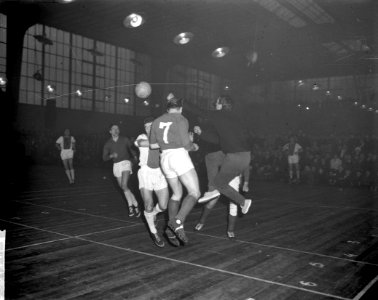 Zaalvoetbal in Apollohal tussen Ajax en Blauw Wit en Volewijckers Spelmoment, Bestanddeelnr 914-7060