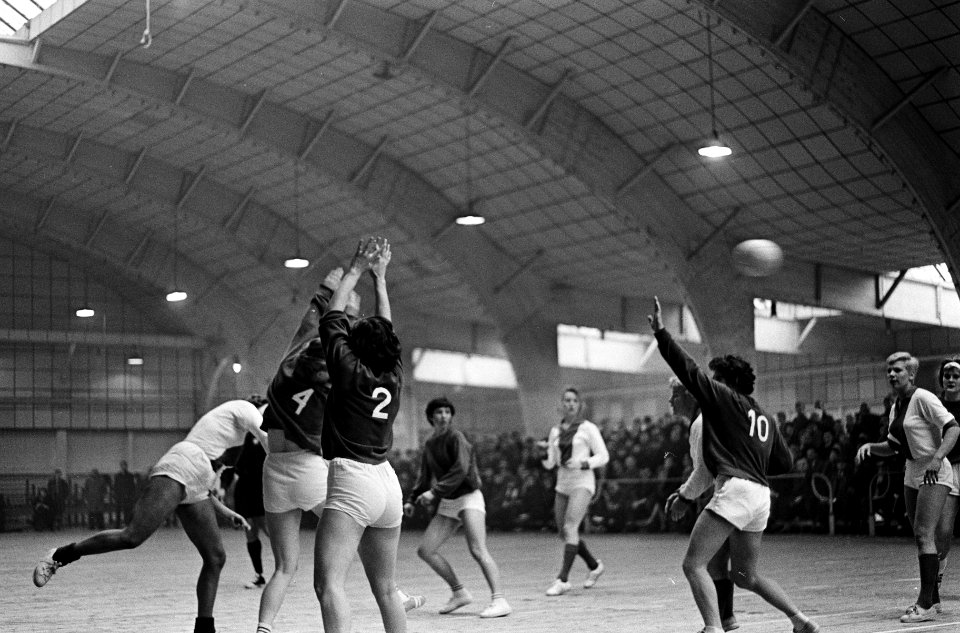 Zaalhandbal Zeeburg tegen Swift 0-2, spelmomenten, Bestanddeelnr 917-4831