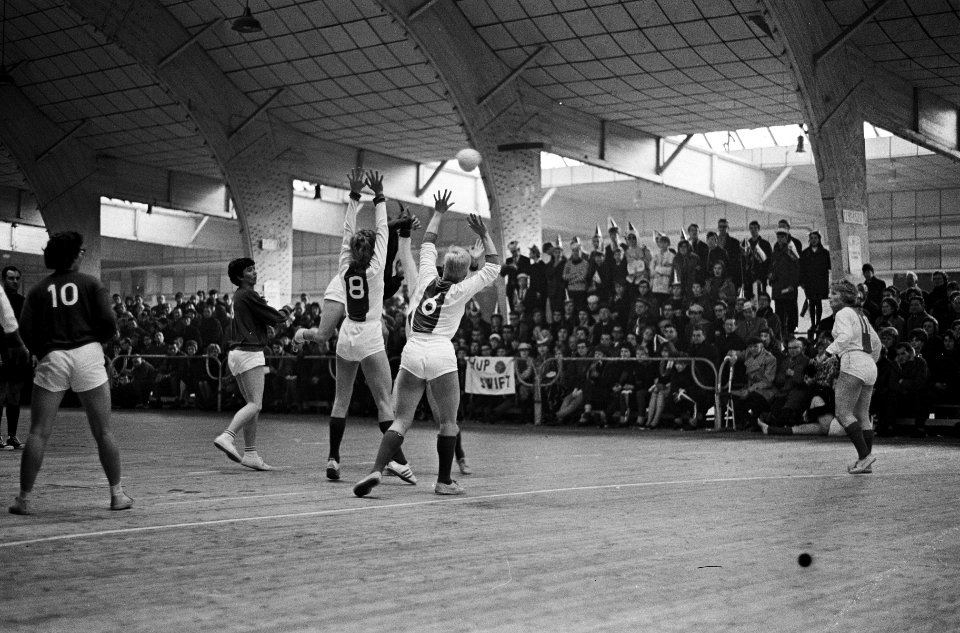 Zaalhandbal Zeeburg tegen Swift 0-2, spelmomenten, Bestanddeelnr 917-4830