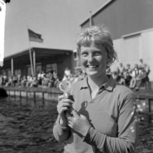 Zaan Regatta 1965 , Thea Duif winnares 500 meter K1 met haar trofee, Bestanddeelnr 917-8803