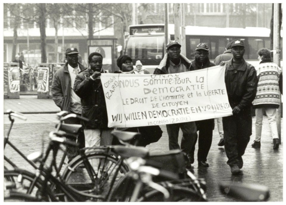 Zaïrese vluchtelingen demonstreren op het Stationsplein voor democratie en vrijheid in Zaïre. NL-HlmNHA 54036492