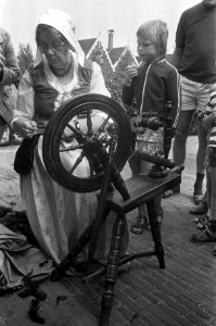 Zaanse jaarmarkt op Zaanse Schans, vrouw aan spinnewiel, Bestanddeelnr 926-6173