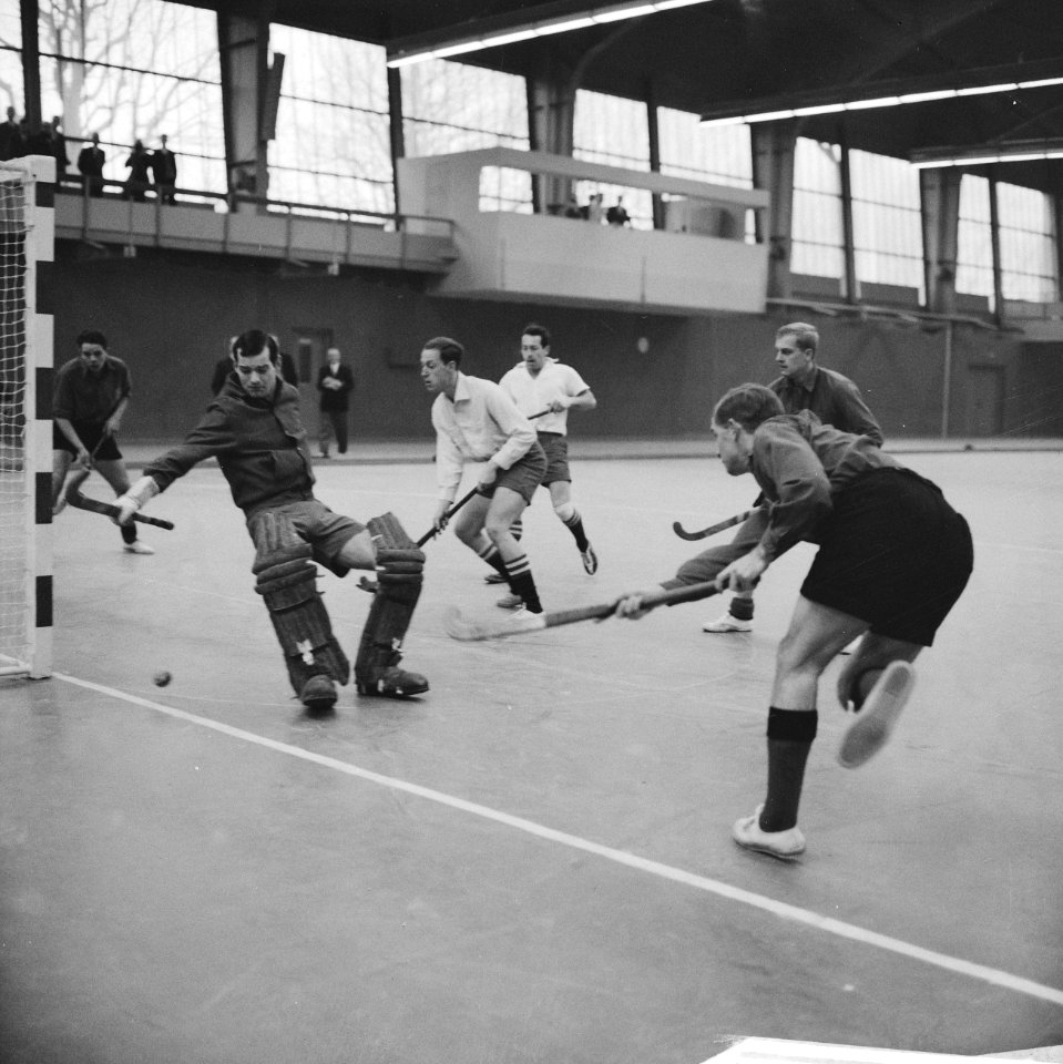 Zaalhockeytoernooi in Eindhoven. Ontmoeting EMHC tegen MOD, Bestanddeelnr 913-3754