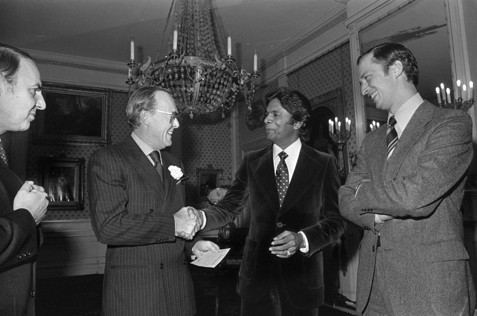 Zanger Kamahl overhandigt Prins Bernhard cheque voor Wereld Natuur Fonds, Bestanddeelnr 928-2800