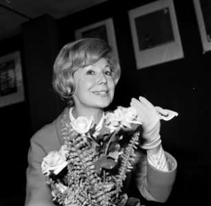 Zangeres Anneliese Rothenberger op Schiphol (kop), Bestanddeelnr 926-4978